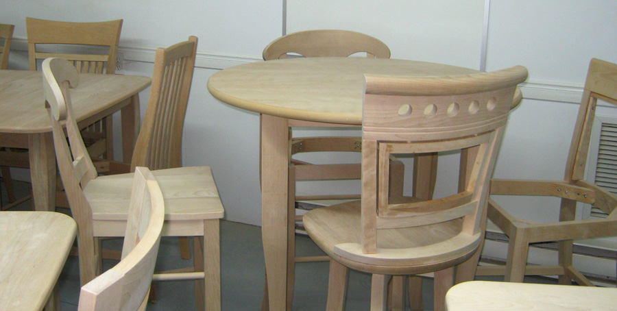 ensemble de tables et de chaises en bois de qualite